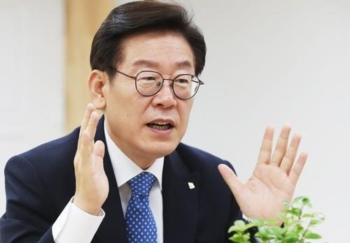 이재명 경기도지사가 시세를 제대로 반영하지 못해 불공평 과세의 원인이 되는 경기도 일대 부동산 공시갸격 제도 개선안을 마련해 국토부에 건의한다.<연합뉴스>